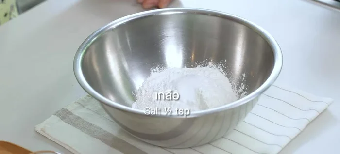 Prepare the dough: Mix flour, rice flour, baking powder, salt, and spices (optional curry paste). Gradually add about half a cup of cold water until a sticky dough forms.