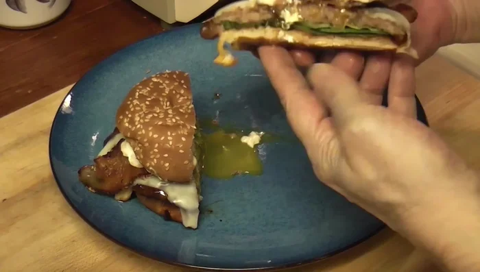 Divide the burger in half. Add the Japanese tartar sauce to one half and plain mayonnaise to the other half for comparison.