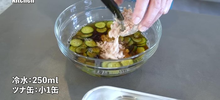 Dilute the cucumber and mentsuyu mixture with water to your liking.