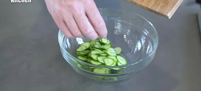 In a large bowl, add the sliced cucumber. Add commercially available mentsuyu (Japanese soup base).