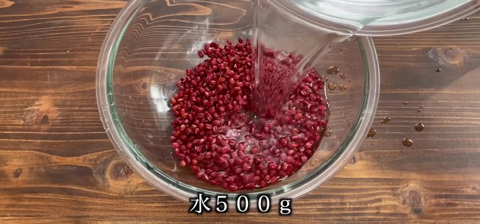 Add 500g of water to the rice.